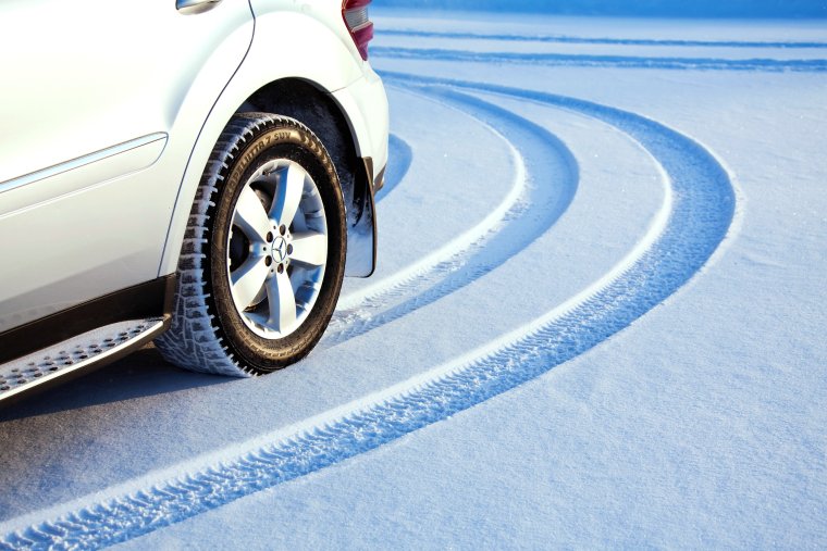Снег и колеса машин