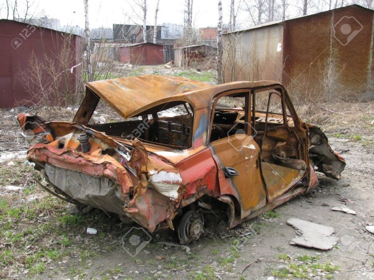 Ржавая поломанная машина