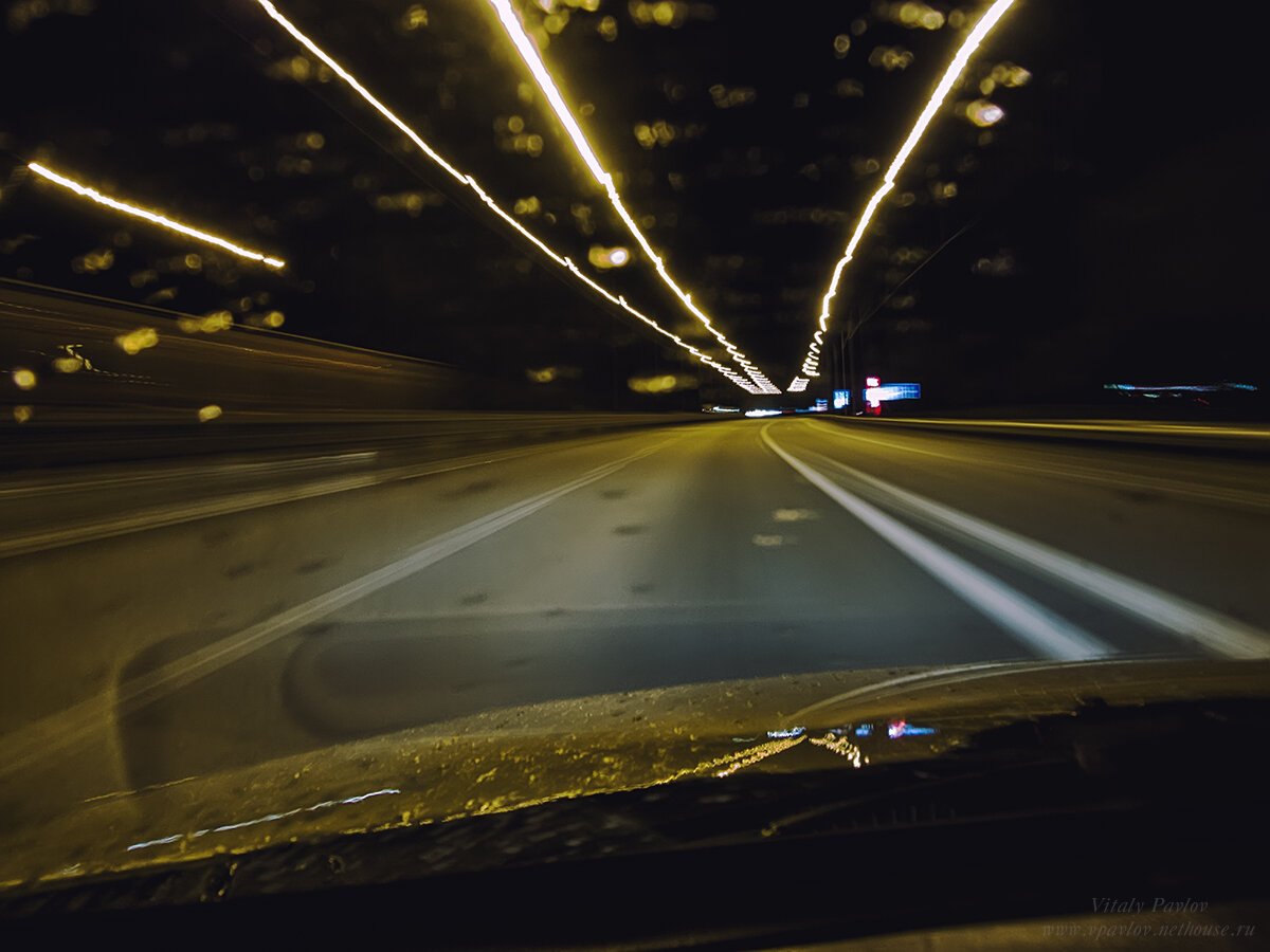 Автомобиль ночью на дороге. Ночная дорога. Дорога ночью из машины. Вид из машины ночью. Машина на ночной дороге.
