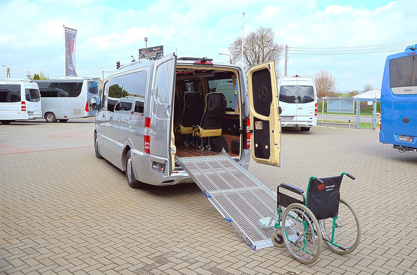 Перевозка инвалидов medportal. Мерседес Спринтер для колясочников. Мерседес Спринтер для инвалидов. Ford Tourneo для перевозки инвалидов.