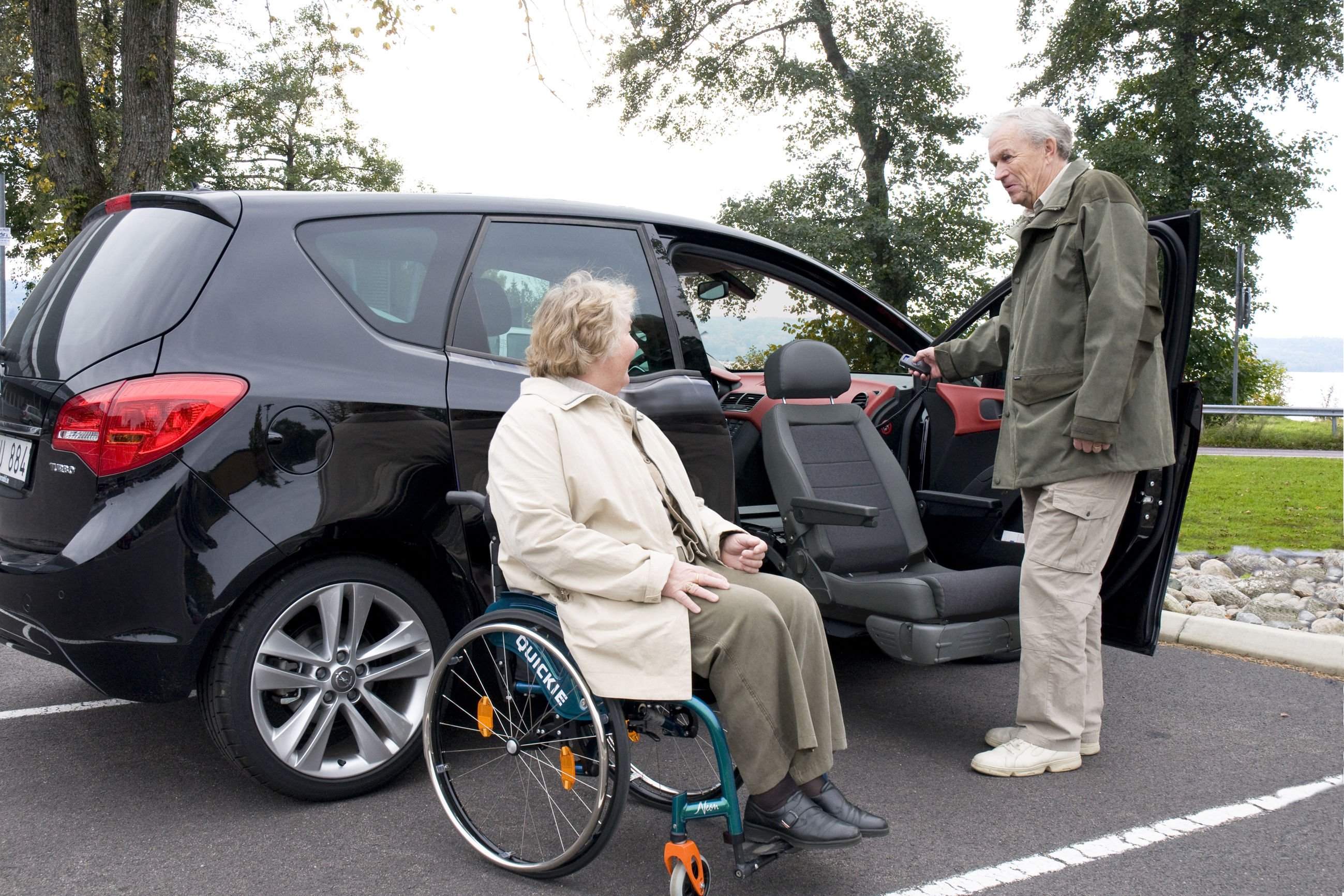 Инвалиды покупка авто. Автомобиль для инвалидов. Автомобиль для инвалидов колясочников. Автомобиль с креслом для инвалидов. Пенсионер на автомобиле.