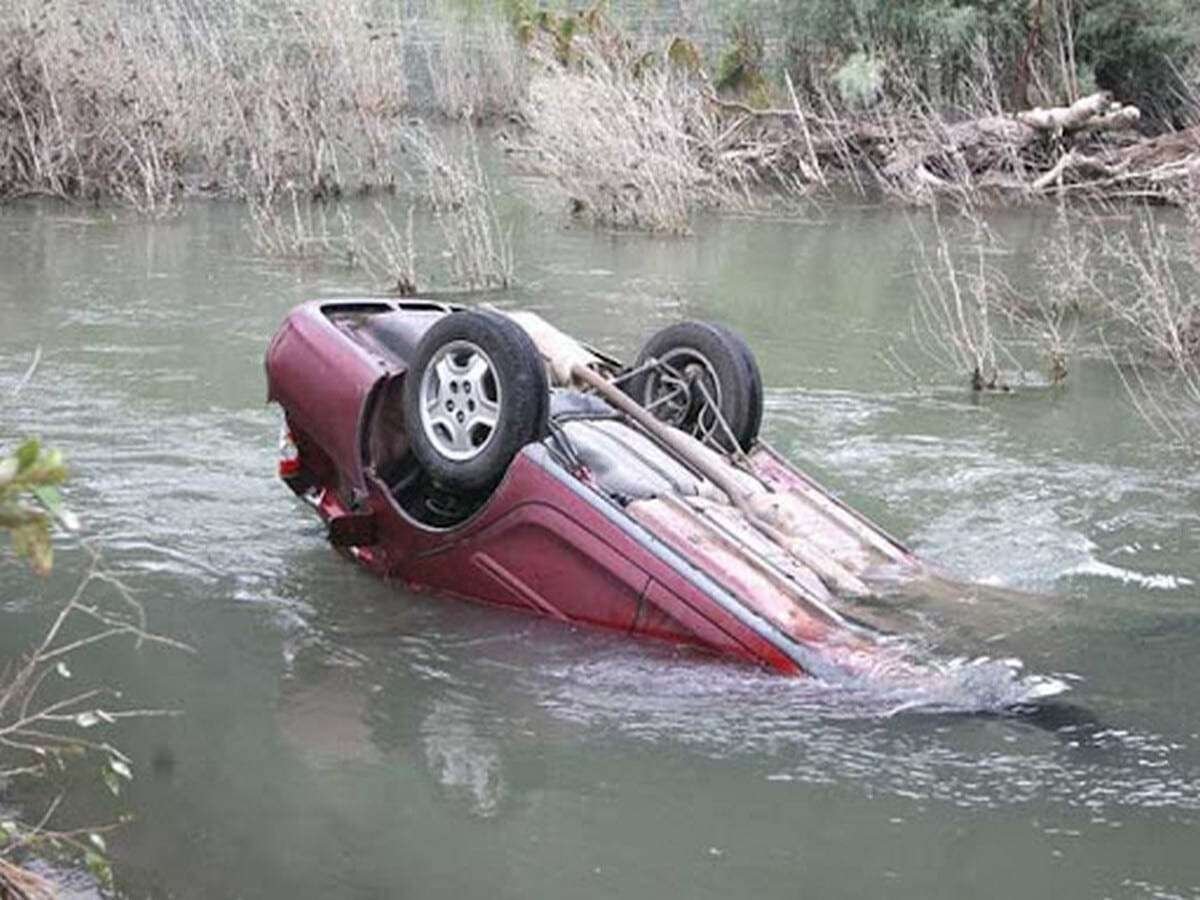 Машины падают в воду. Машина тонет. Затонувшие машины. Утопленная машина. Машина в реке.