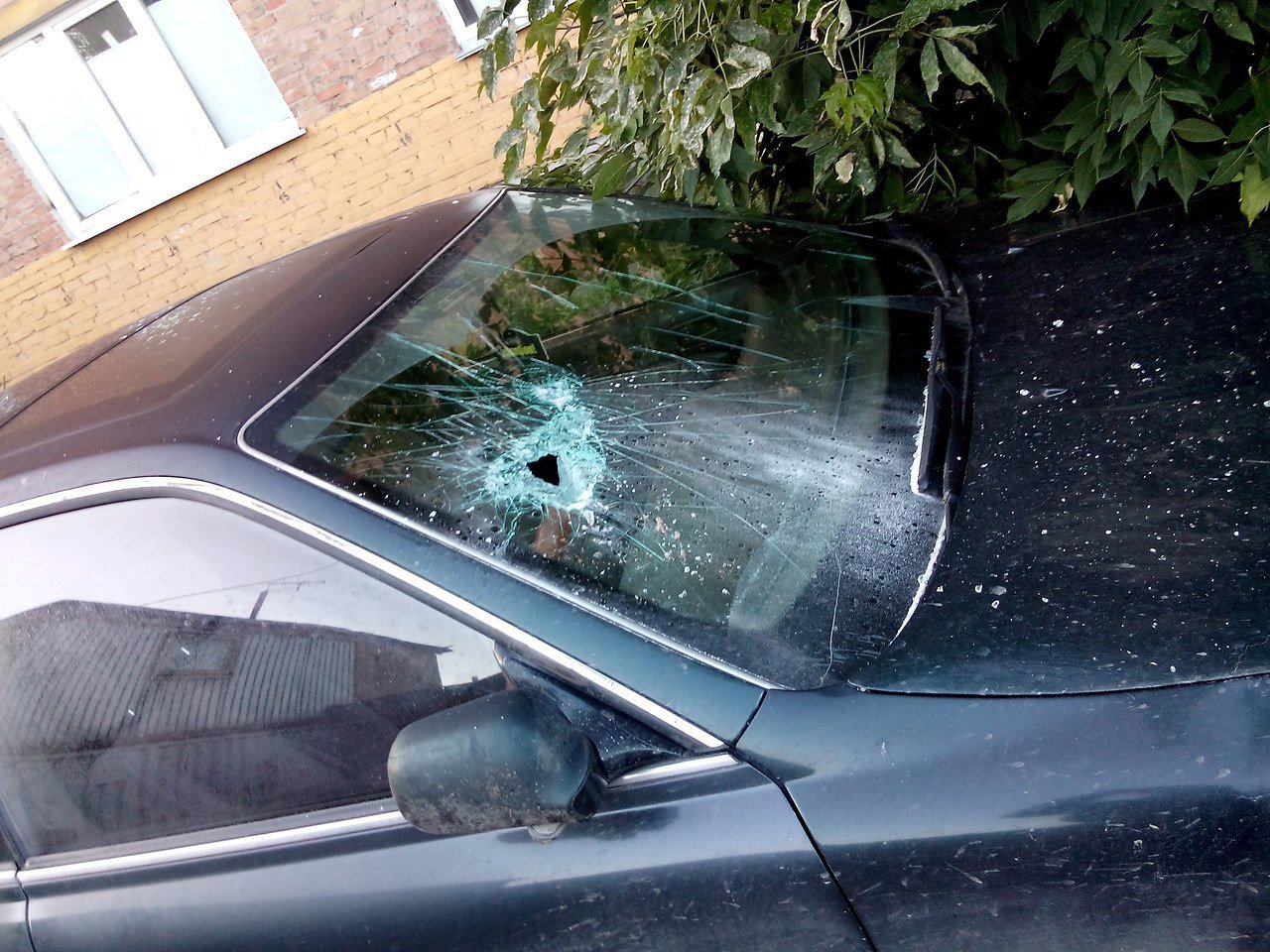 Z разбили. Разбитое лобовое стекло. Разбитое стекло автомобиля. Автомобиль с разбитым стеклом. Разбили стекло в машине.