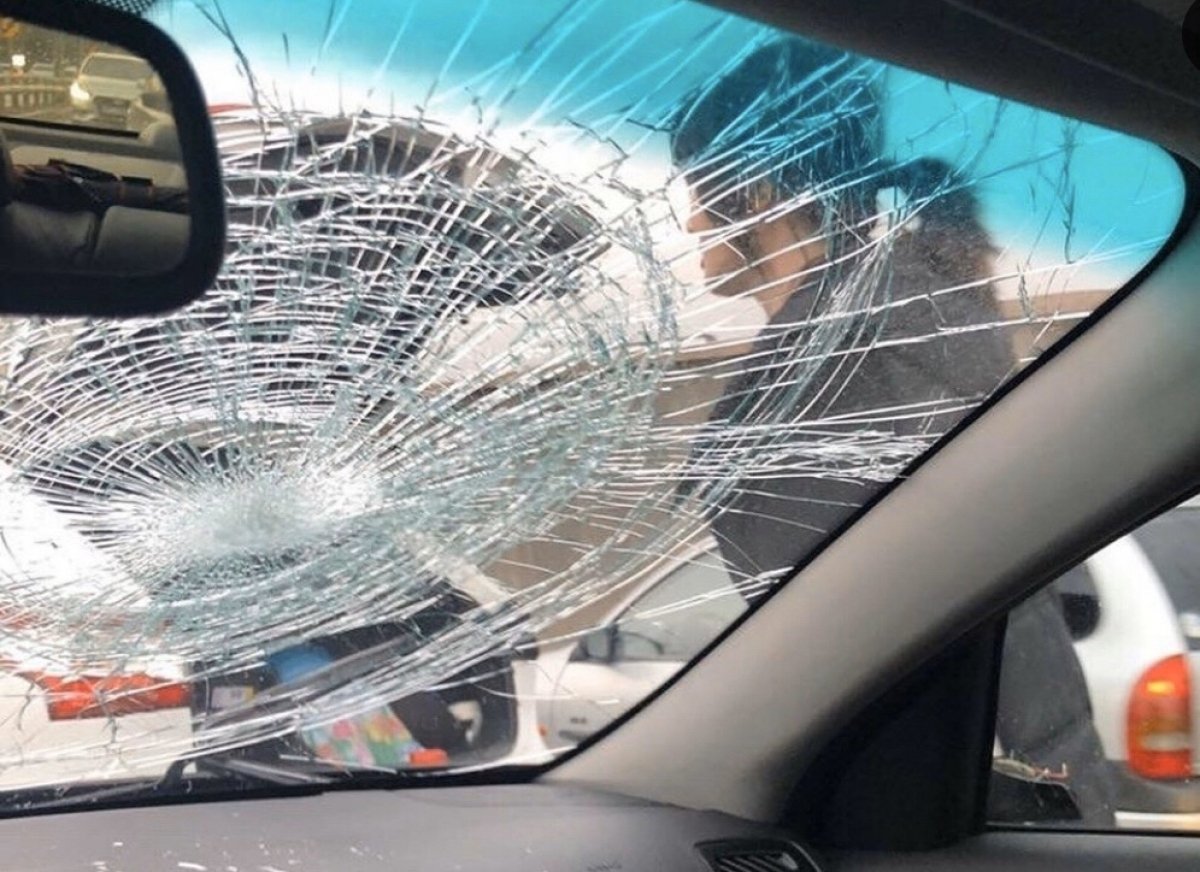 Разбитое лобовое стекло машины. Разбитое лобовое стекло. Разбитое стекло автомобиля. Разбить лобовое стекло. Разбитое автомобильное стекло.