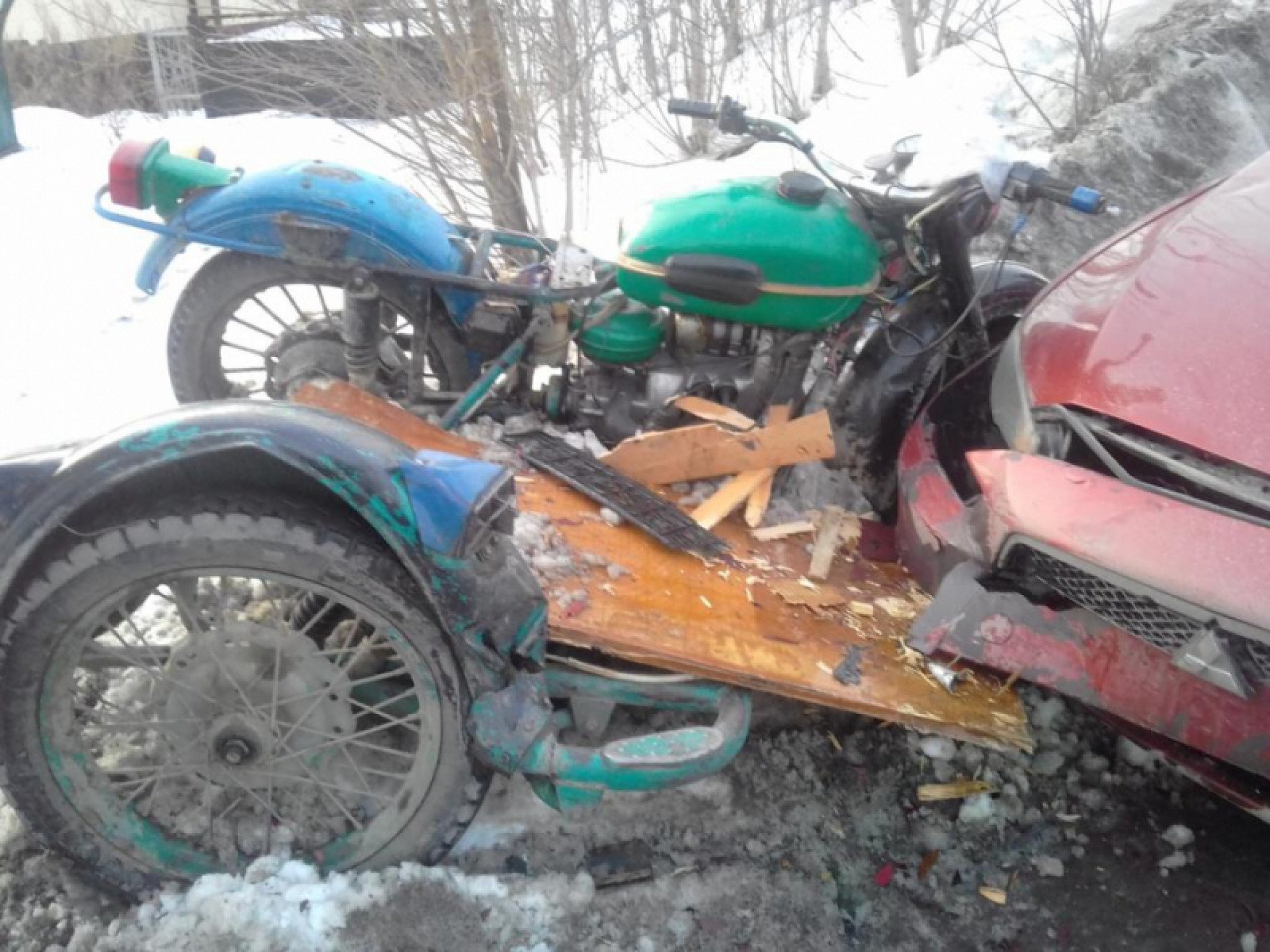 Купить мотоцикл в горном алтайске. Мотоцикл Урал столкнулся.