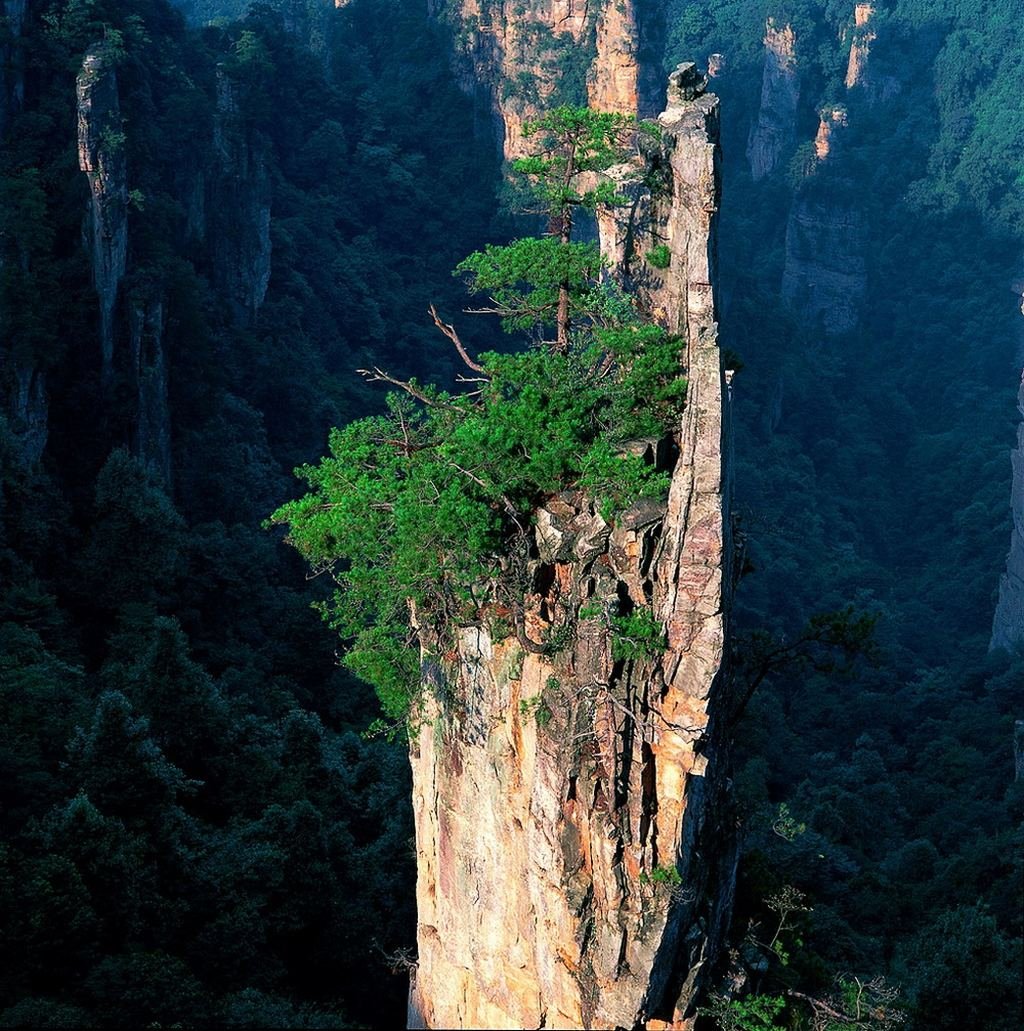 Удивительный удивить удивительно. Природа Китая. Необычная природа. Пейзажи Китая. Высокая скала.