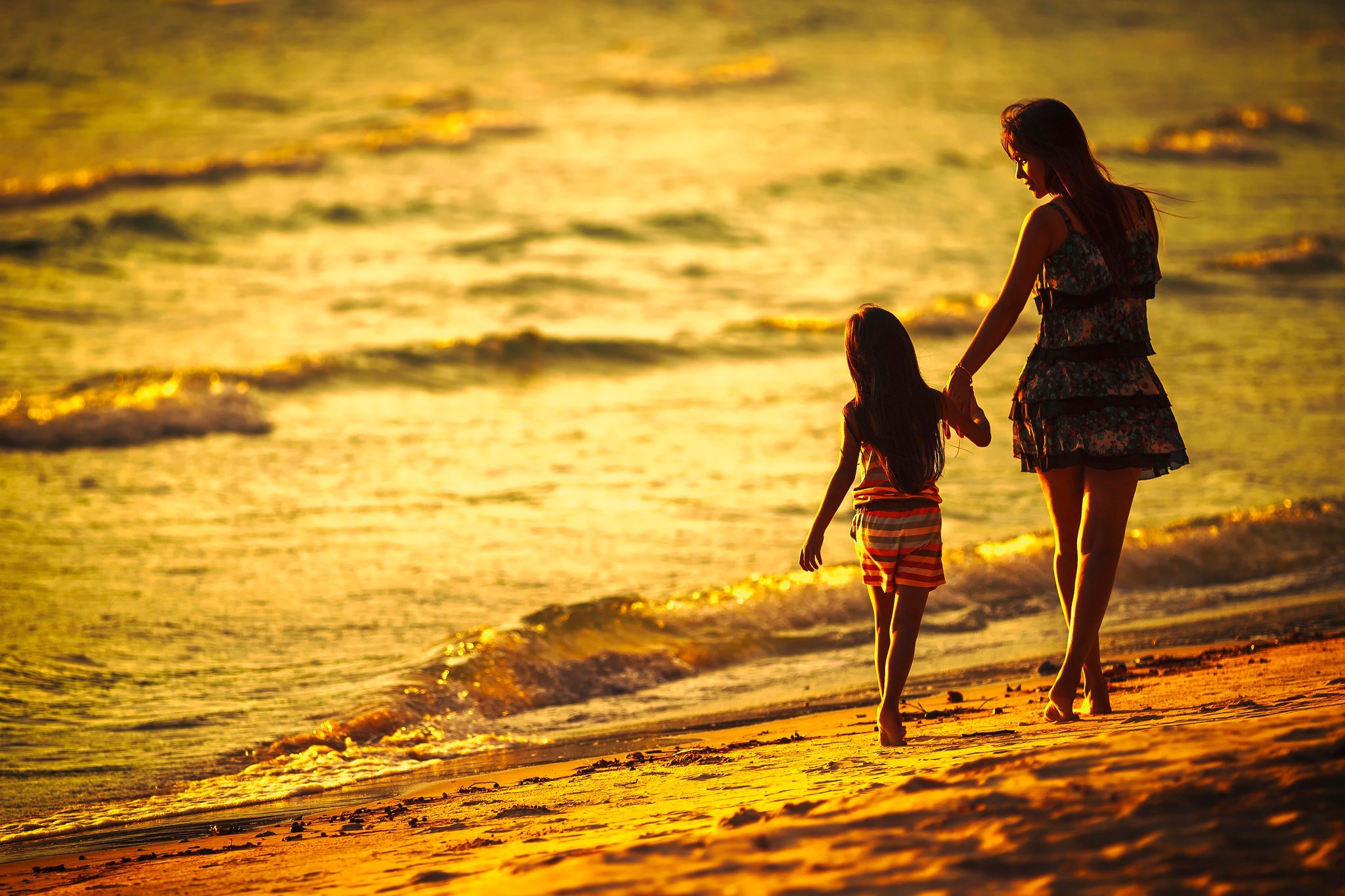 Молодые стройные мама. Мама с дочкой на закате. Девушка с ребенком на закате. Мама и дочь на море. Мама и дочка на море со спины.