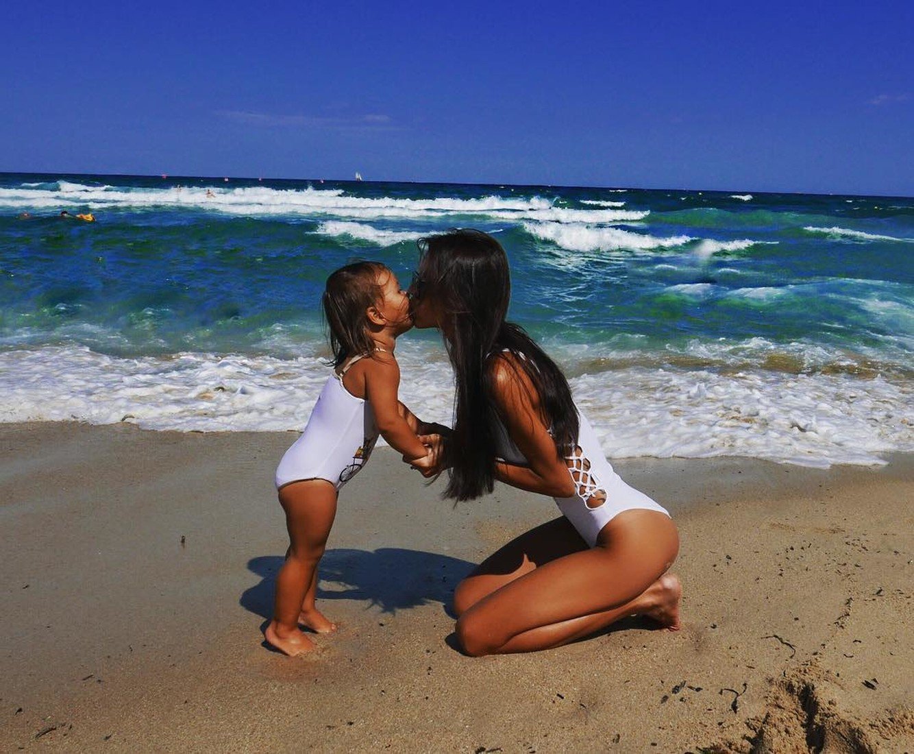 Молодые стройные мама. Брюнетка с ребенком. Мама и дочь на море. Фотосессия мама и дочка на море. Красивая брюнетка с ребенком на море.