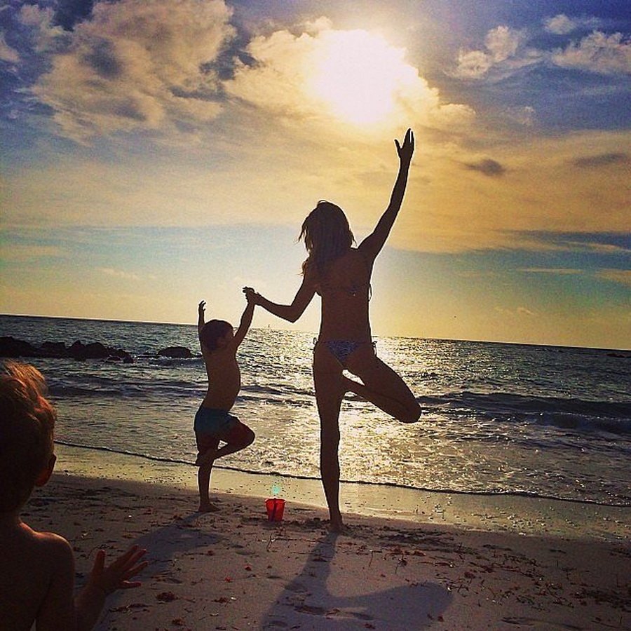 Мама после пляжа. Жизель Бундхен йога. Дочь Жизель Бюндхен. Дети на море. Фотосессия на море дети.