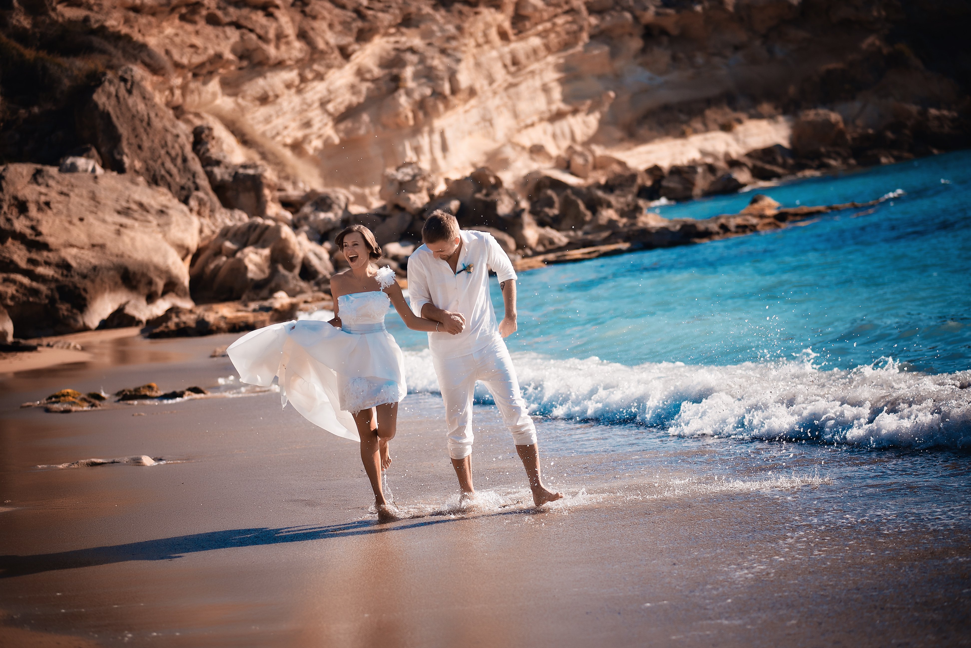 Тур август на двоих. Свадебная фотосессия на берегу моря. Свадьба на море. Свадьба у океана. Свадебное путешествие на море.