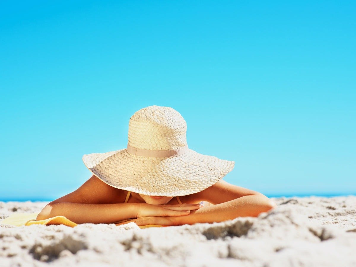 Шляпа на пляже. Шляпа для пляжа. Солнечные ванны. Фотосессия в шляпе на море. Девушка в шляпе на пляже.