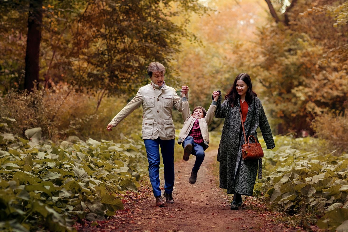 Осень другая семья. Прогулка в осеннем парке. Семья осень. Семья на прогулке. Прогулка в лесу.