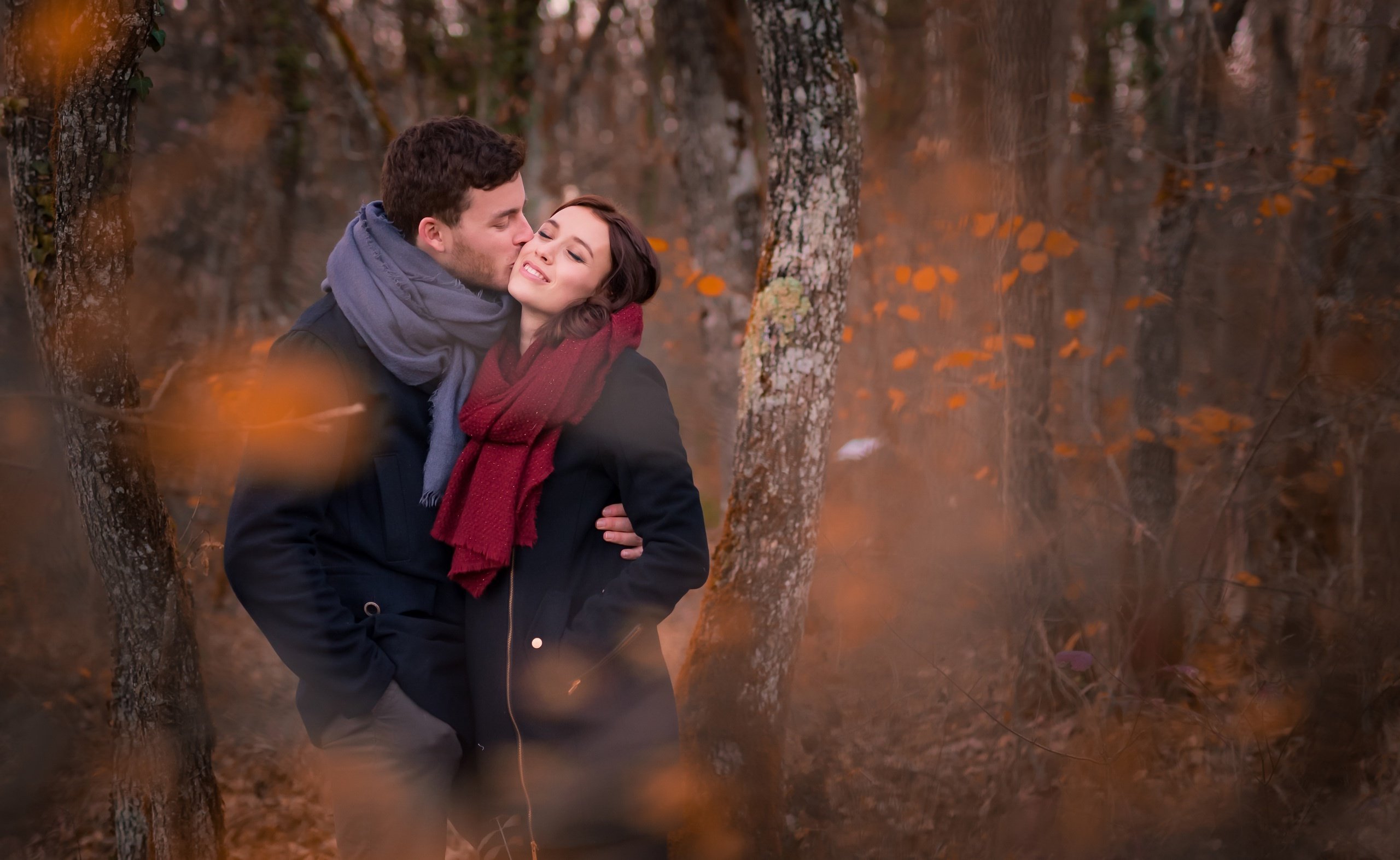 Природа любви описание. Влюбленные в лесу. Влюбленные осенью. Поцелуй осени. Мужчина и женщина в лесу.