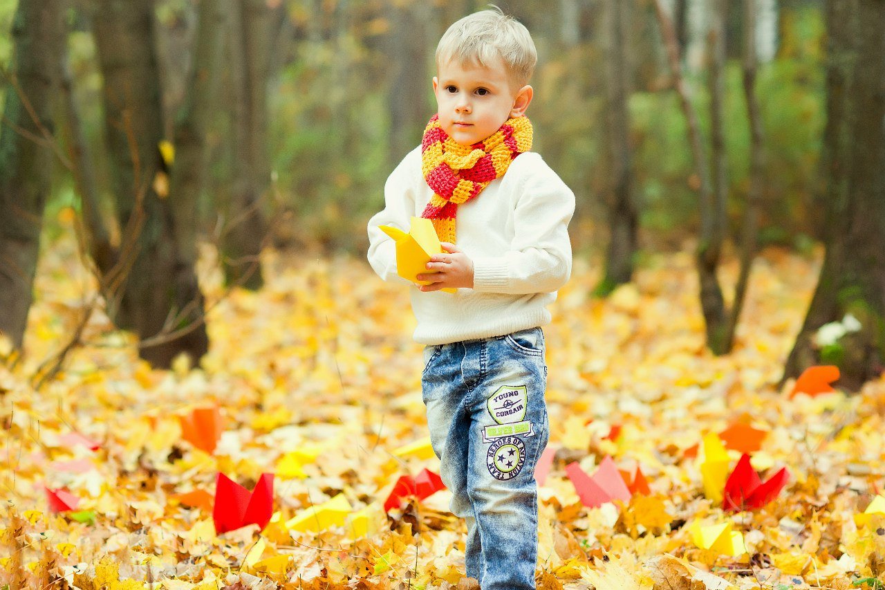 Одежда ребенку в садик. Осень для детей. Осенняя фотосессия детей. Дети осенью. Осенняя фотосессия для мальчика.