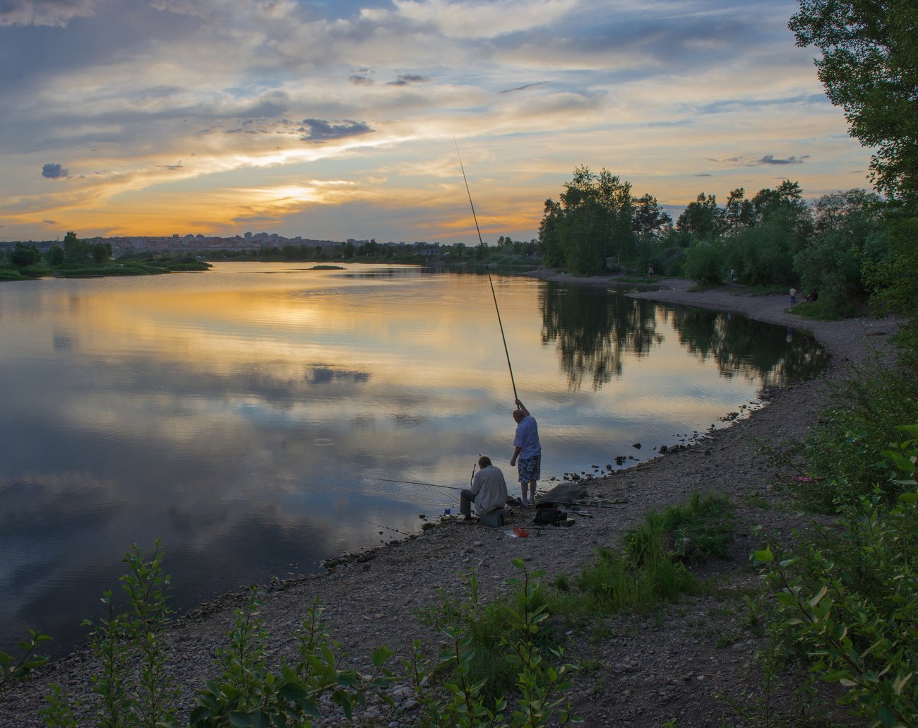 Ловля на озере видео. Рыбалка на озере. Вечерняя рыбалка на озере. Рыбалка вечером. Рыбак на озере.
