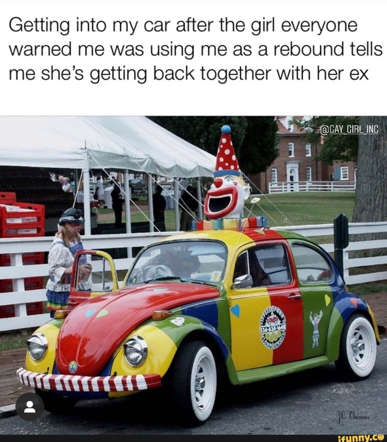 Клоун в маленькой машинке