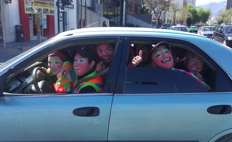 Клоуны в одной машине