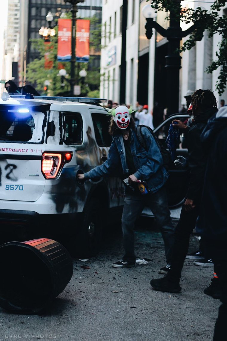 Джокер в полицейской машине 2019