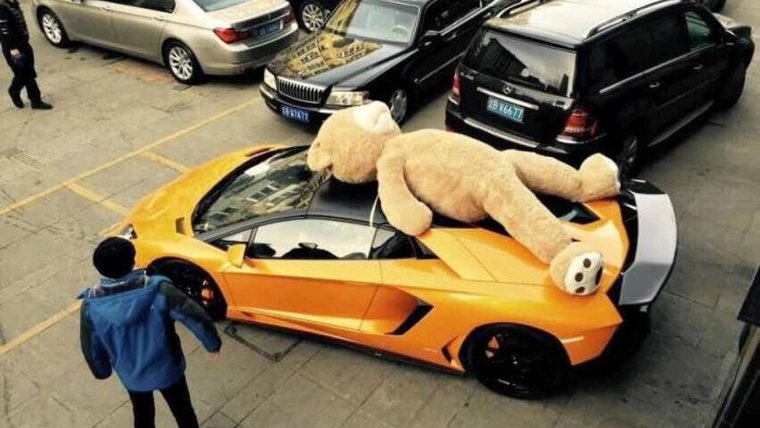 Человек на крыше машины