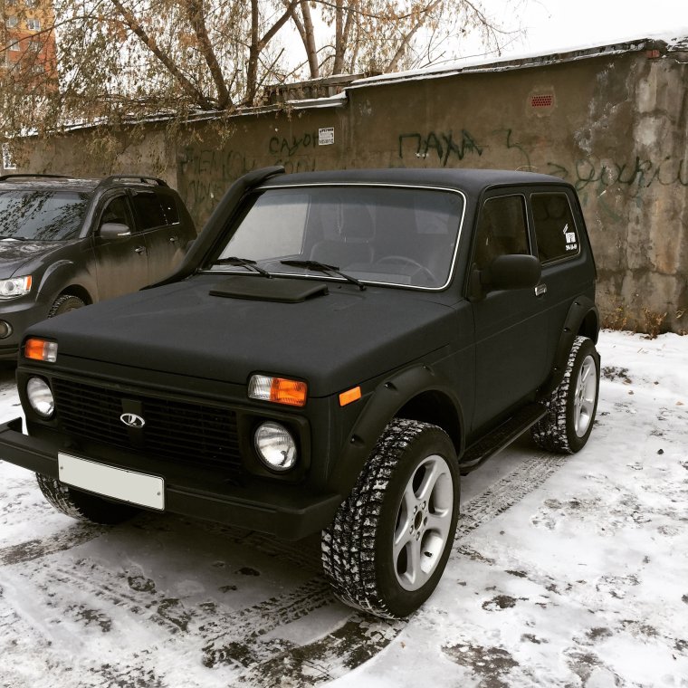 Нива 2121 в черном рапторе