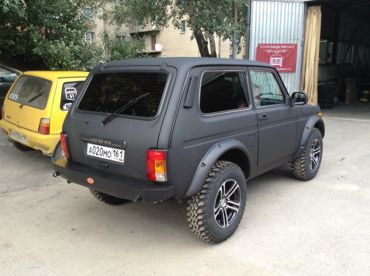 Нива 2131 в черном рапторе