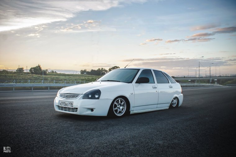 Приора 2 на пневме белая