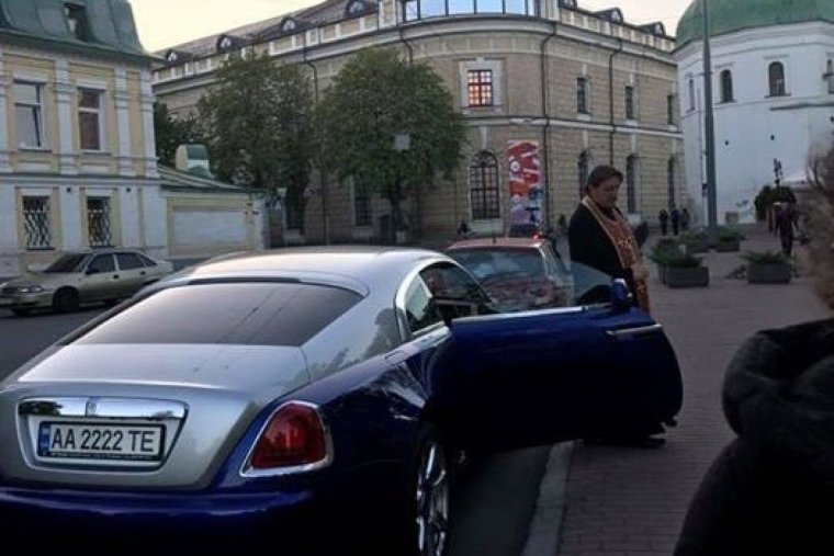 Батюшка на Роллс Ройс