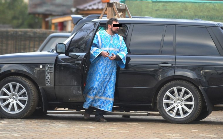 Священники на дорогих авто