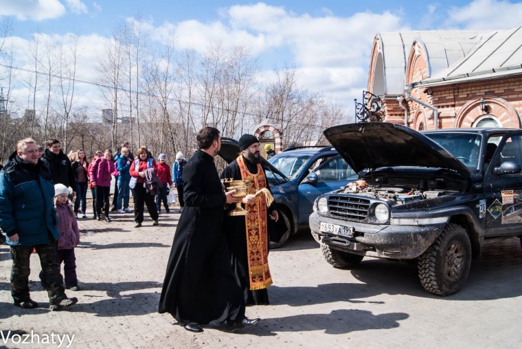 Освятил машину на фоне бабушки