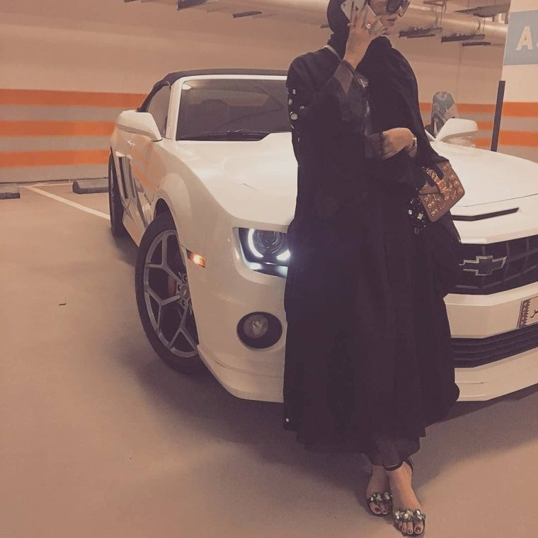 Девушка в хиджабе за рулем