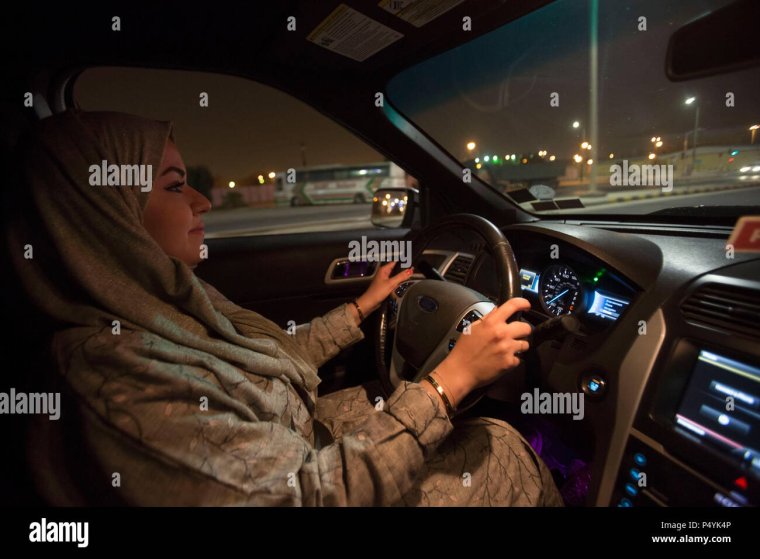 Женщина в хиджабе за рулем