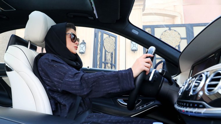 Арабская женщина за рулем