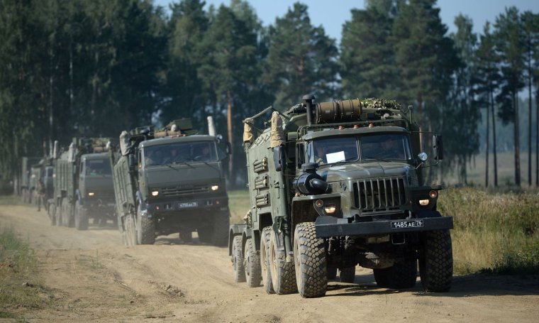 Колонна военных Уралов