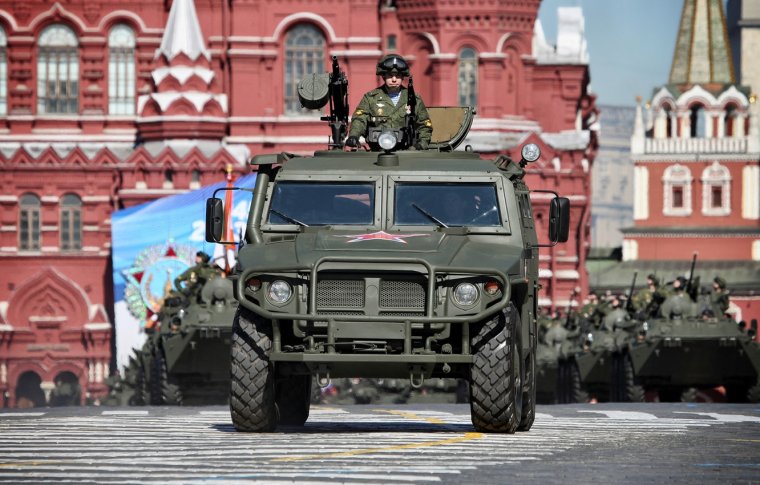 Военный парад с машинами