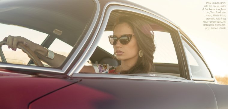 Роузи Хантингтон-Уайтли выходит из машины