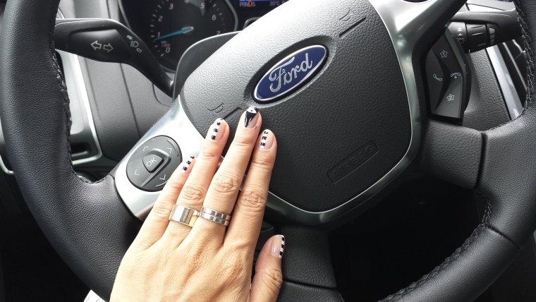 Красивый маникюр на руле