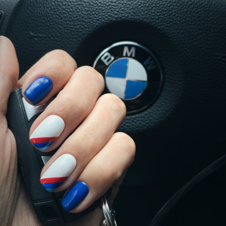 Маникюр с логотипом Ауди