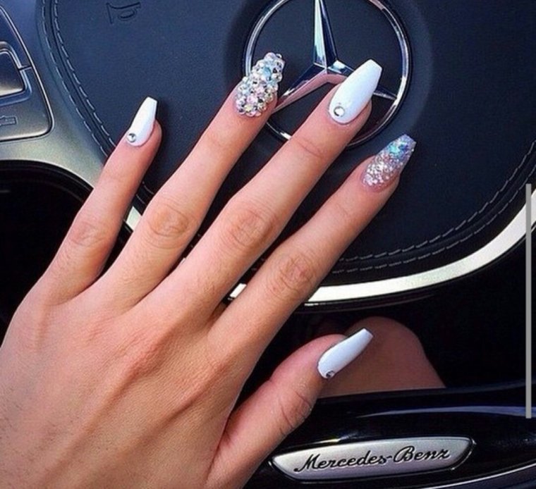 Маникюр с маркой машины Форд