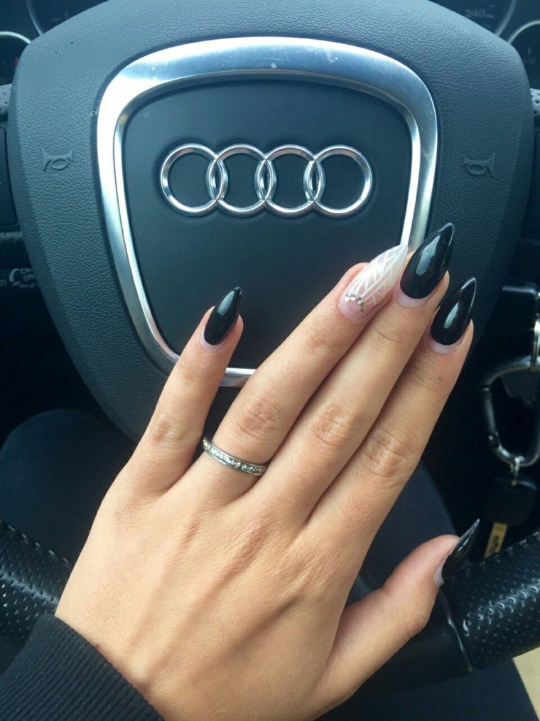 Маникюр с логотипом Мерседес