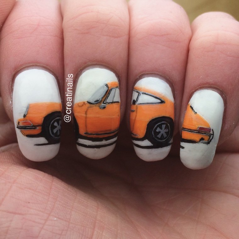 Девушка за рулем Мерседеса