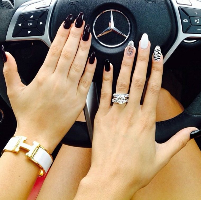 Красивый маникюр на руле