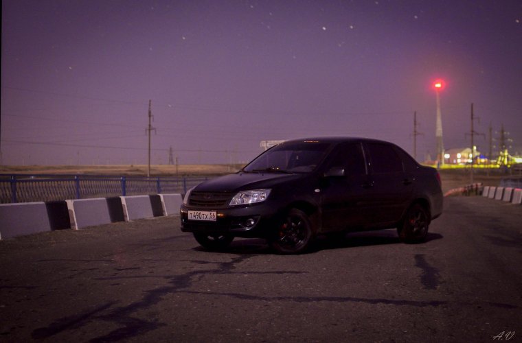 Лада Гранта черная ночью