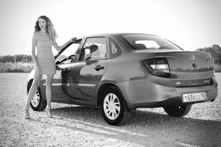 Мерседес и Лада Гранта рядом