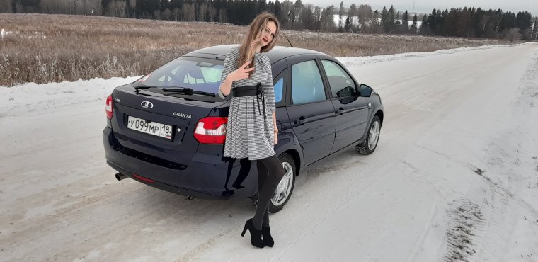 Гранта лифтбек и девушка