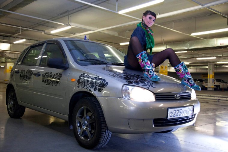 Девушка с машиной Лада