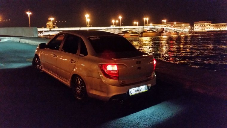 Лада Гранта черная ночью