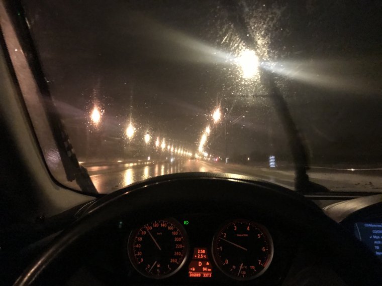 Ночь трасса дождь