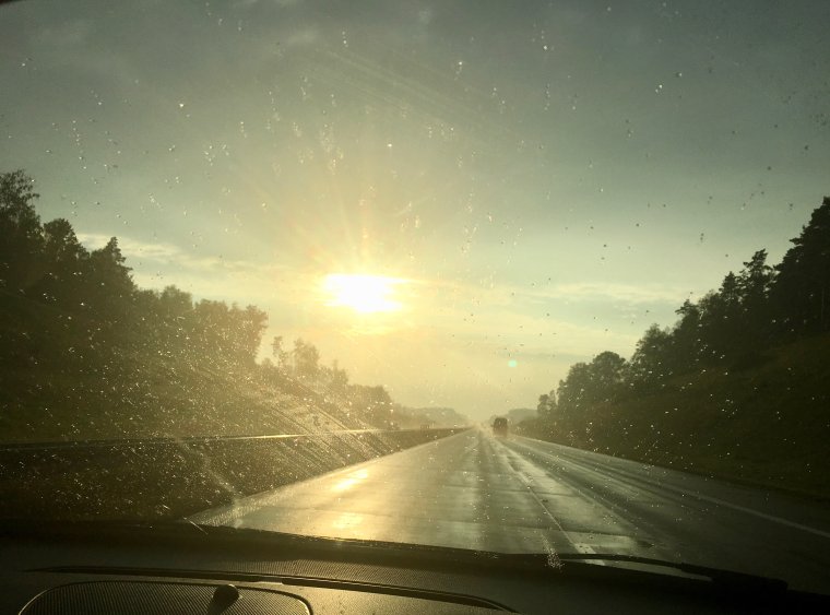 Вид из машины на дорогу в дождь