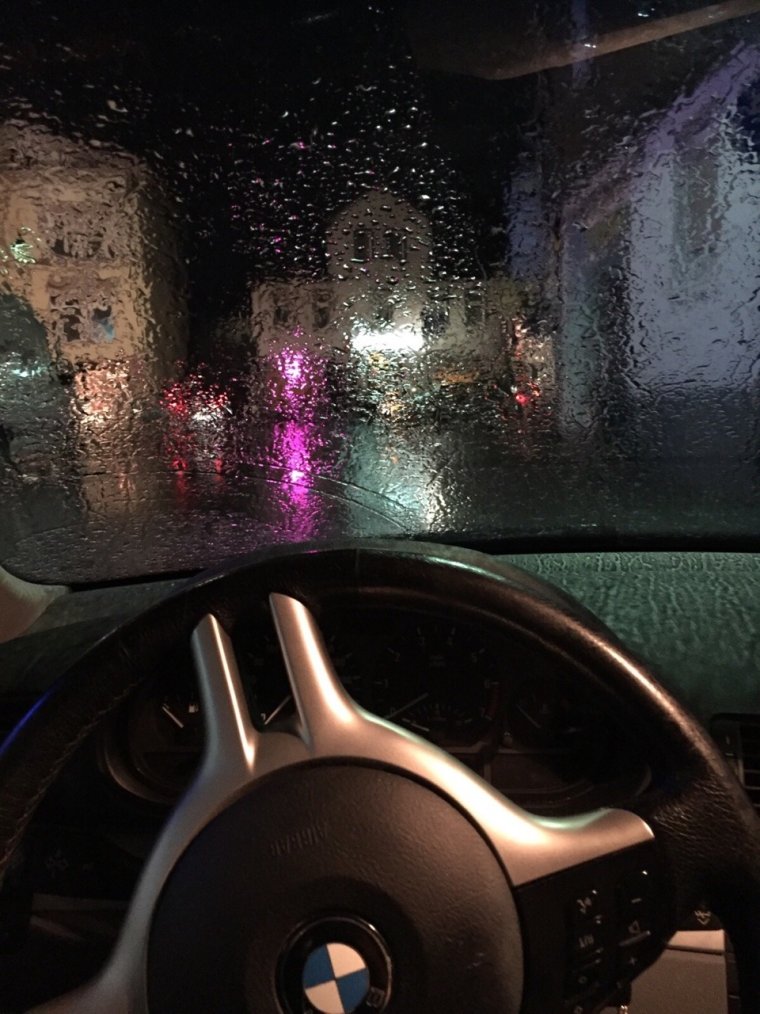 Дождь из окна машины ночью