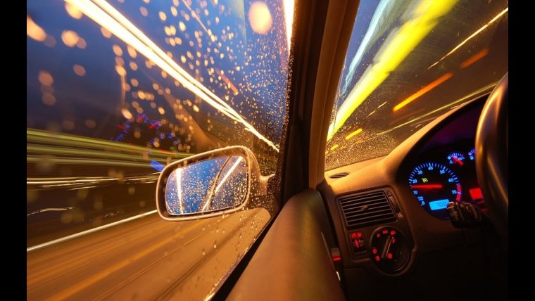 Вид из салона автомобиля на дорогу